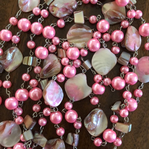 Pink  shell and faux pearl 36” necklace and matching hanging earrings - Picture 2 of 6